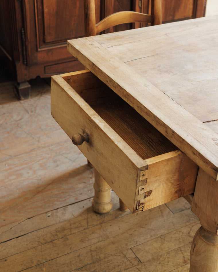 Montbrison Chateau Table