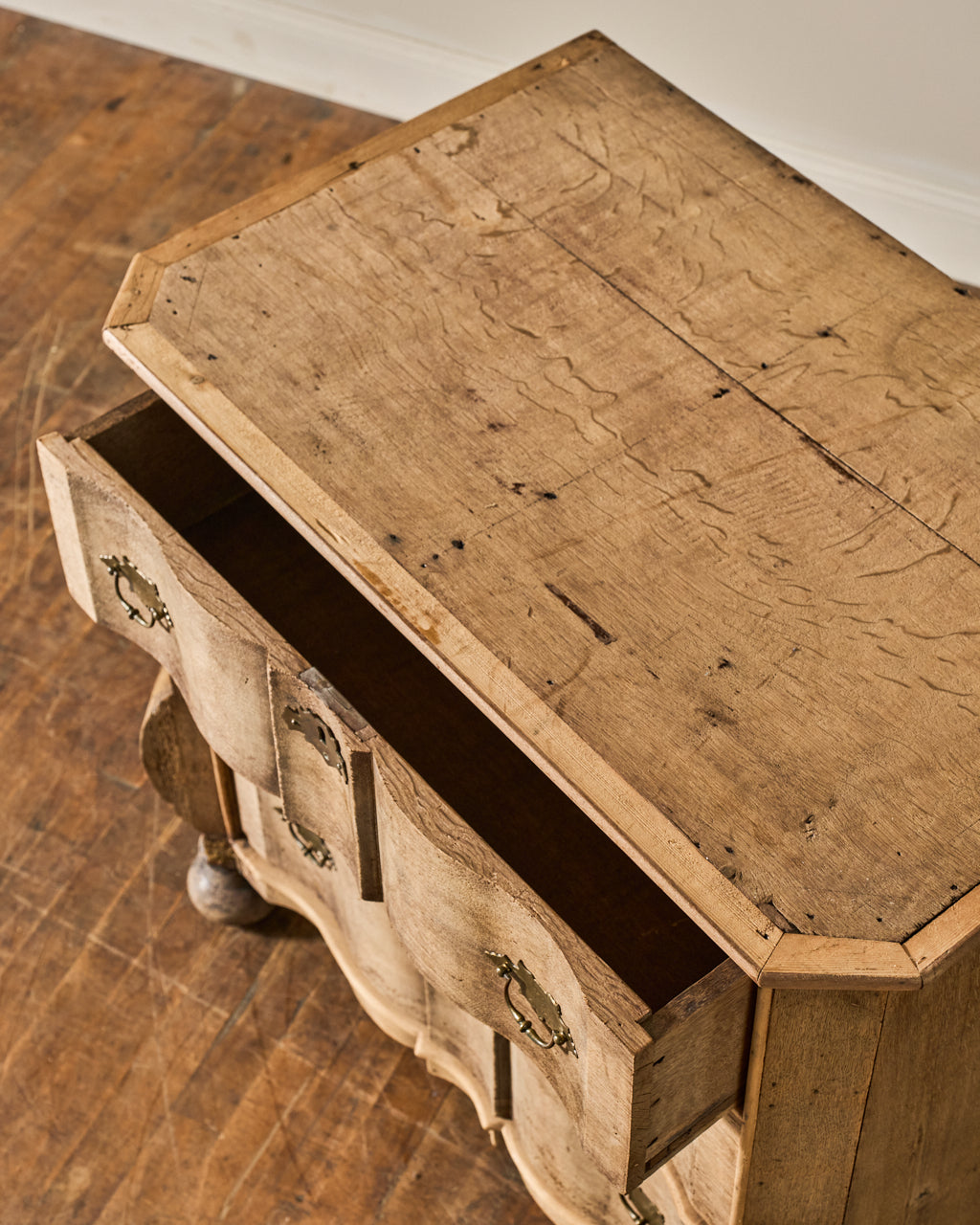 18th c. Dutch Commode