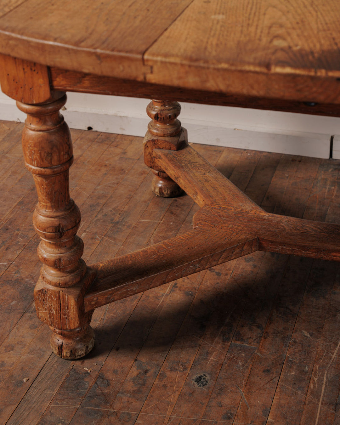 19th c. Extendable Oval Dining Table