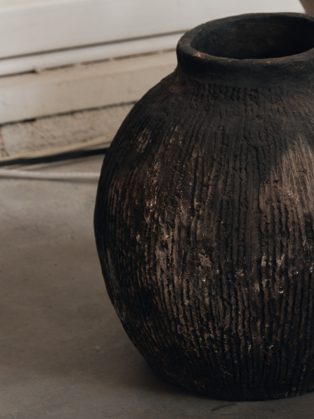 Gafsa Black Ridged Pot