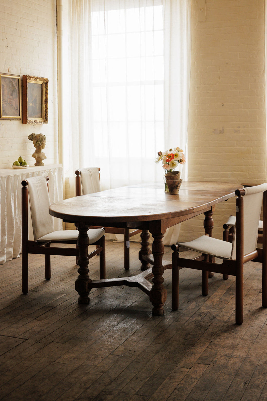 19th c. Extendable Oval Dining Table