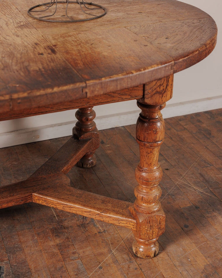 19th c. Extendable Oval Dining Table