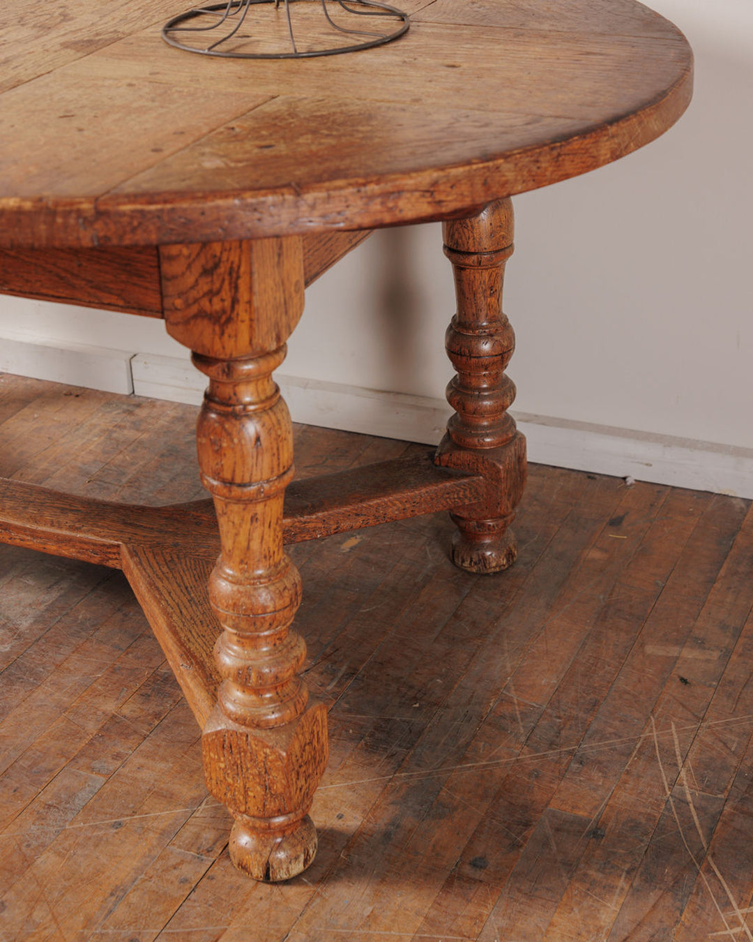 19th c. Extendable Oval Dining Table