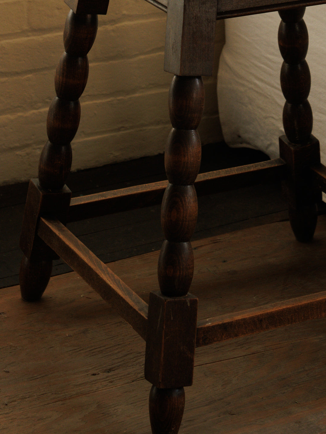 Bobbin Leg Round Table