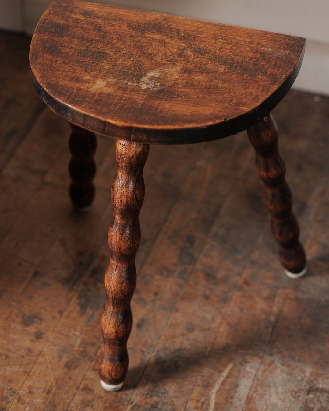 Demi Lune Milking Stool