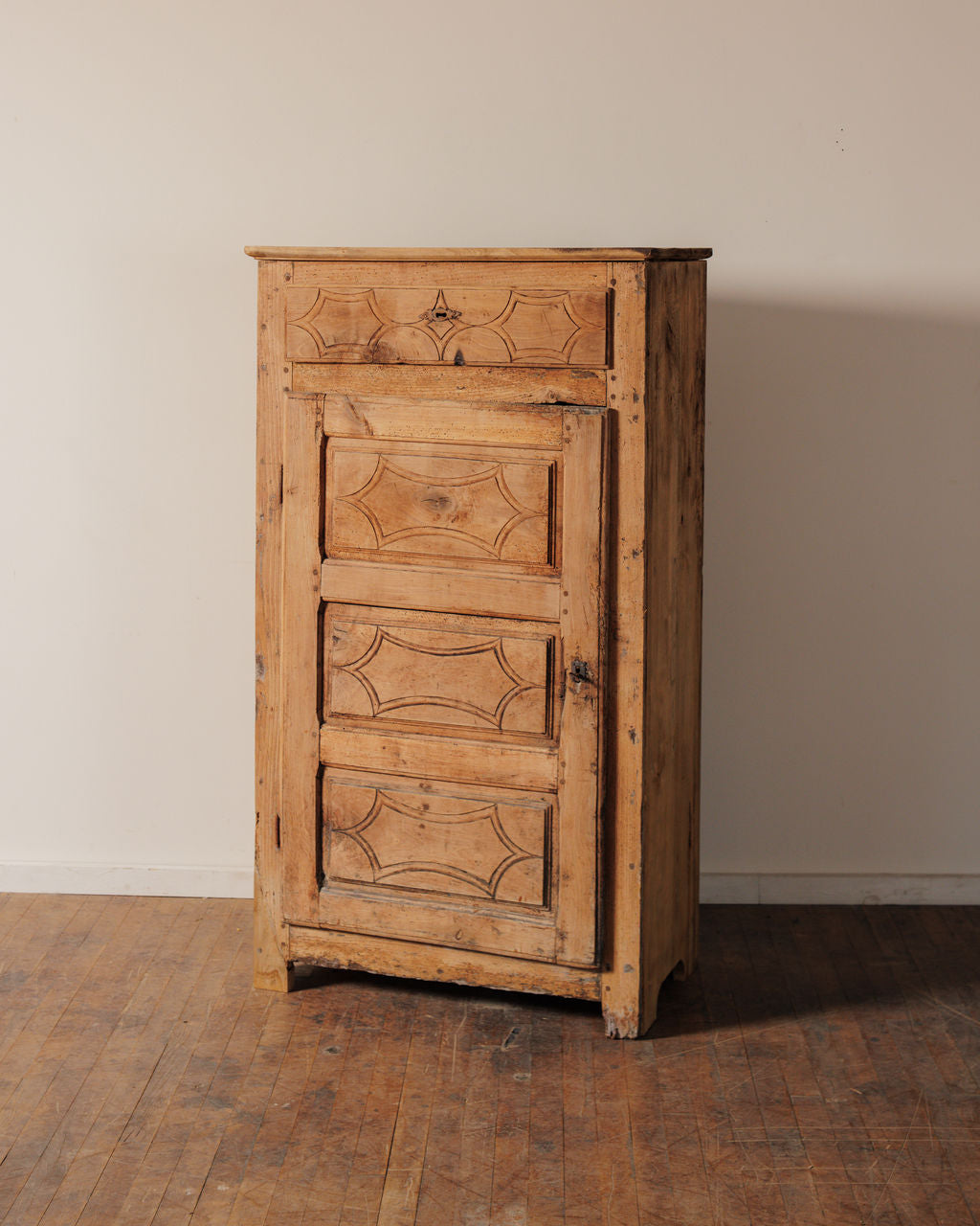Pyrenees Laundry Cupboard