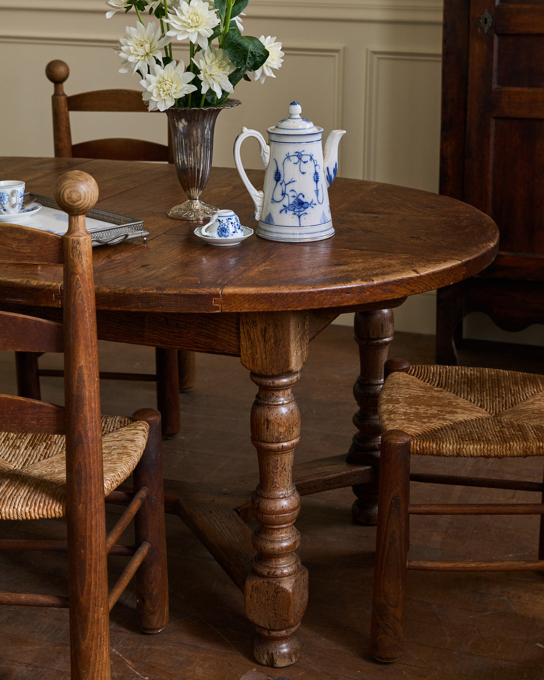 Basque Country Extendable Oval Dining Table